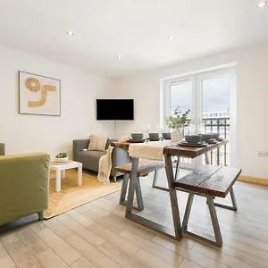Coastal Charm Townhouse: Renovated 3-bedroom With Parking Bournemouth